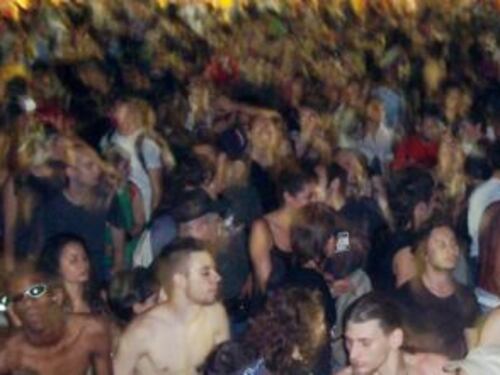 Rave abusivo nel Milanese, scontri con la polizia. Grave una ragazza