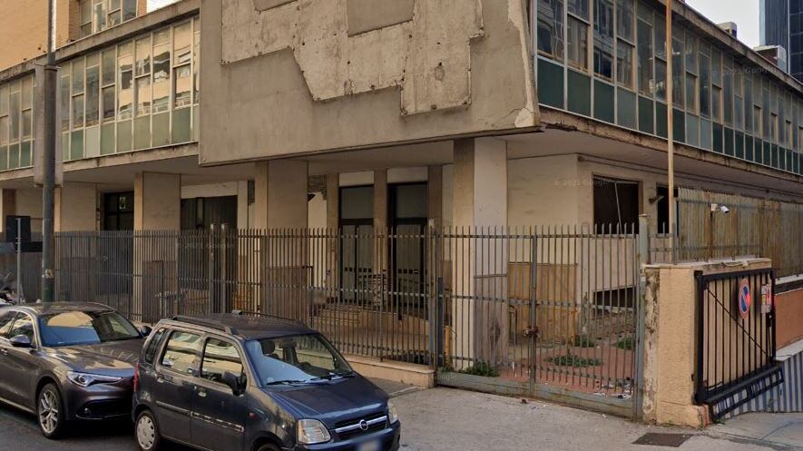 Un altro pezzo di Napoli che viene rimosso