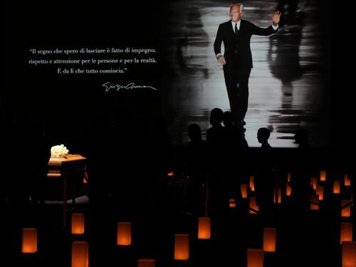 Giorgio Armani, aperta la camera ardente: in centinaia in fila. Sala: "Subito al Famedio"