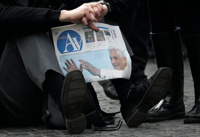 I fedeli abbracciano il Papa 11
