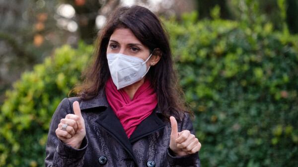 La Raggi torna in aula e punta il dito contro i dirigenti filo-Pd
