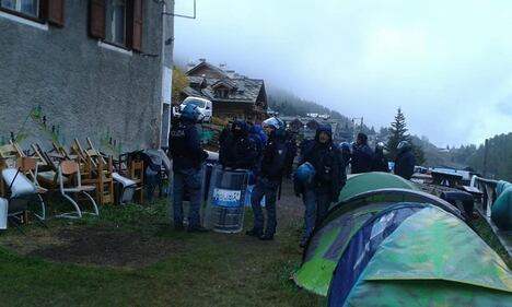 Il blitz delle forze dell'ordine nel rifugio autogestito che ospita i migranti 1