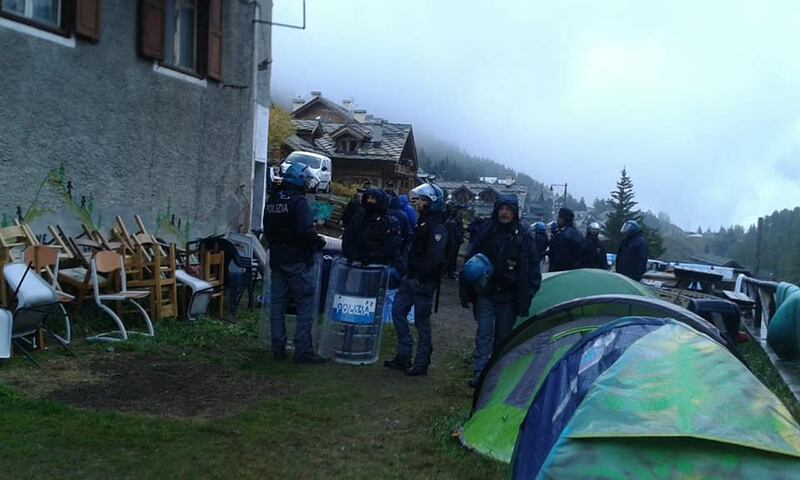 Il blitz delle forze dell'ordine nel rifugio autogestito che ospita i migranti 1