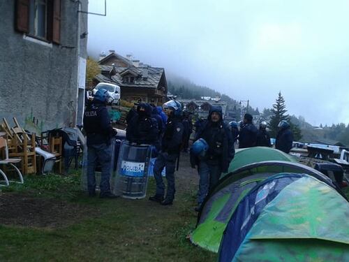 Il blitz delle forze dell'ordine nel rifugio autogestito che ospita i migranti