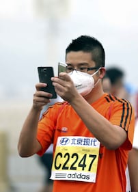 Pechino e smog: maratona si corre  con le mascherine 1