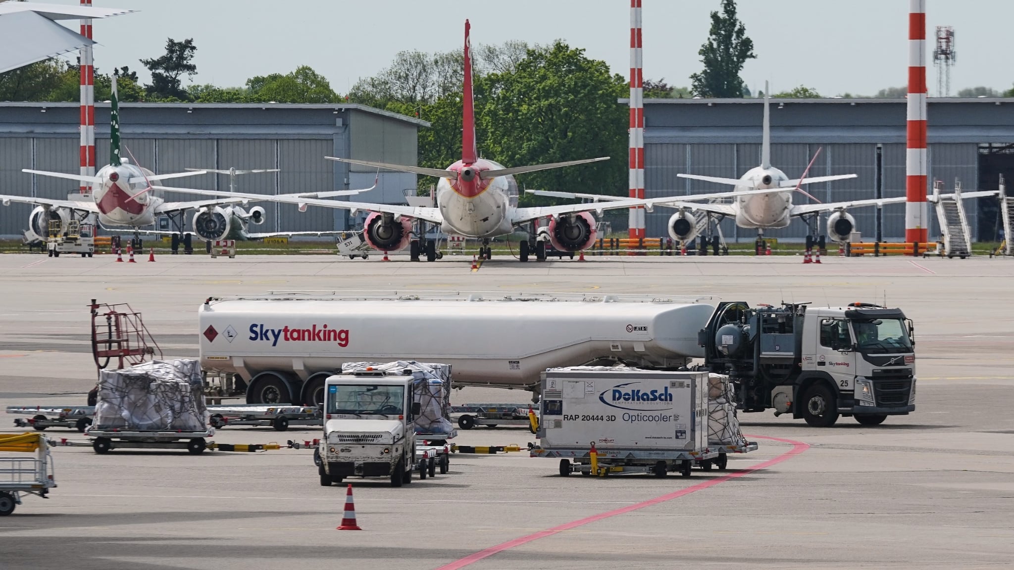 "Lo dice la Sharia". E il turco rifiuta di sedersi accanto a una donna in aereo e schiaffeggia la hostess
