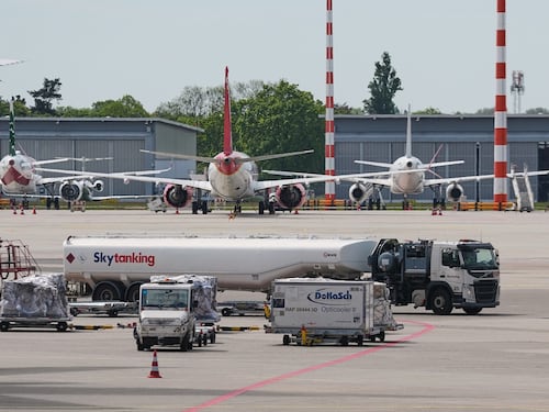 "Lo dice la Sharia". E il turco rifiuta di sedersi accanto a una donna in aereo e schiaffeggia la hostess