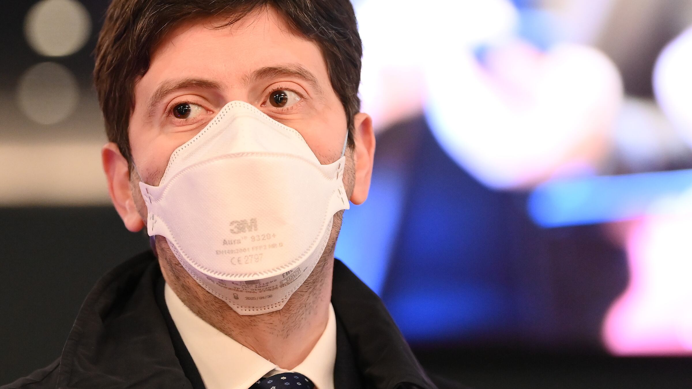Il ministro vacilla, Letta lo rassicura