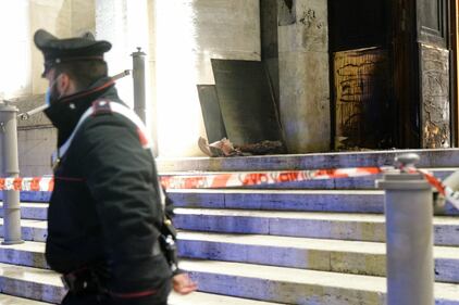In fiamme il portone della sede dell'Istituto superiore di sanità 5