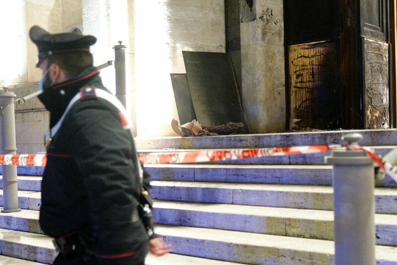 In fiamme il portone della sede dell'Istituto superiore di sanità 5