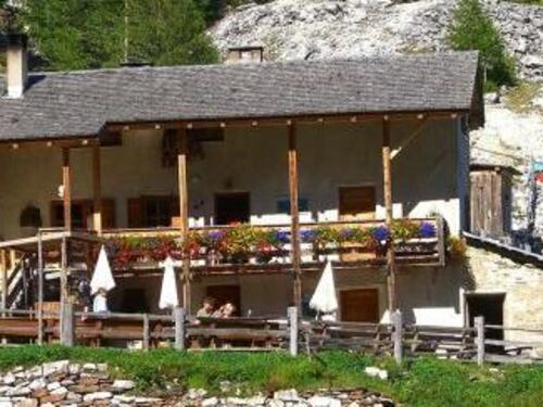 Tolgono il tricolore dai rifugi. Alto Adige sempre più tedesco