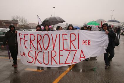 Strage di Viareggio, il corteo dei familiari delle vittime fuori dal tribunale 1