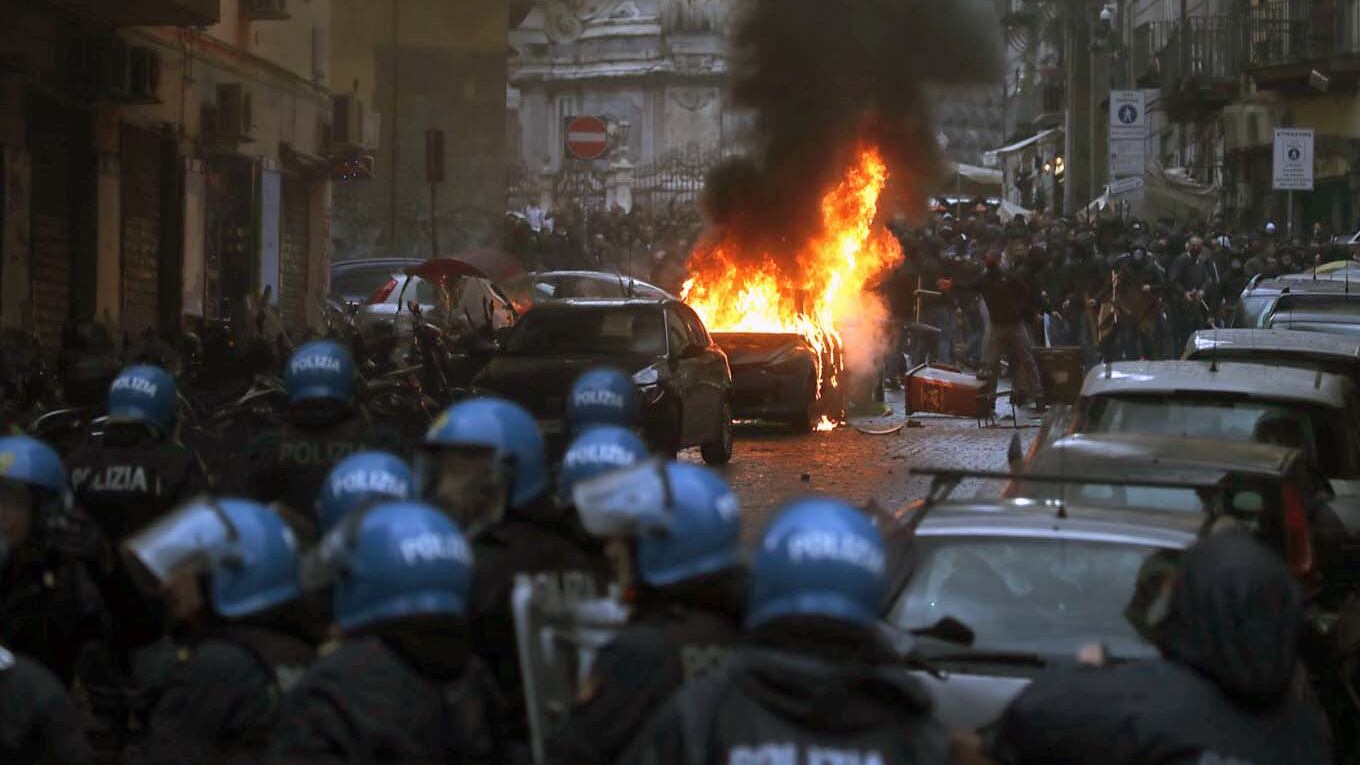 Violenza a Napoli, otto tifosi arrestati. Nella notte ancora tensione in città