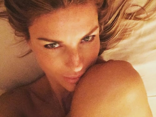 La buonanotte hot di Martina Colombari
