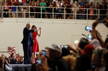 melania Trump in abito rosso in Florida 3