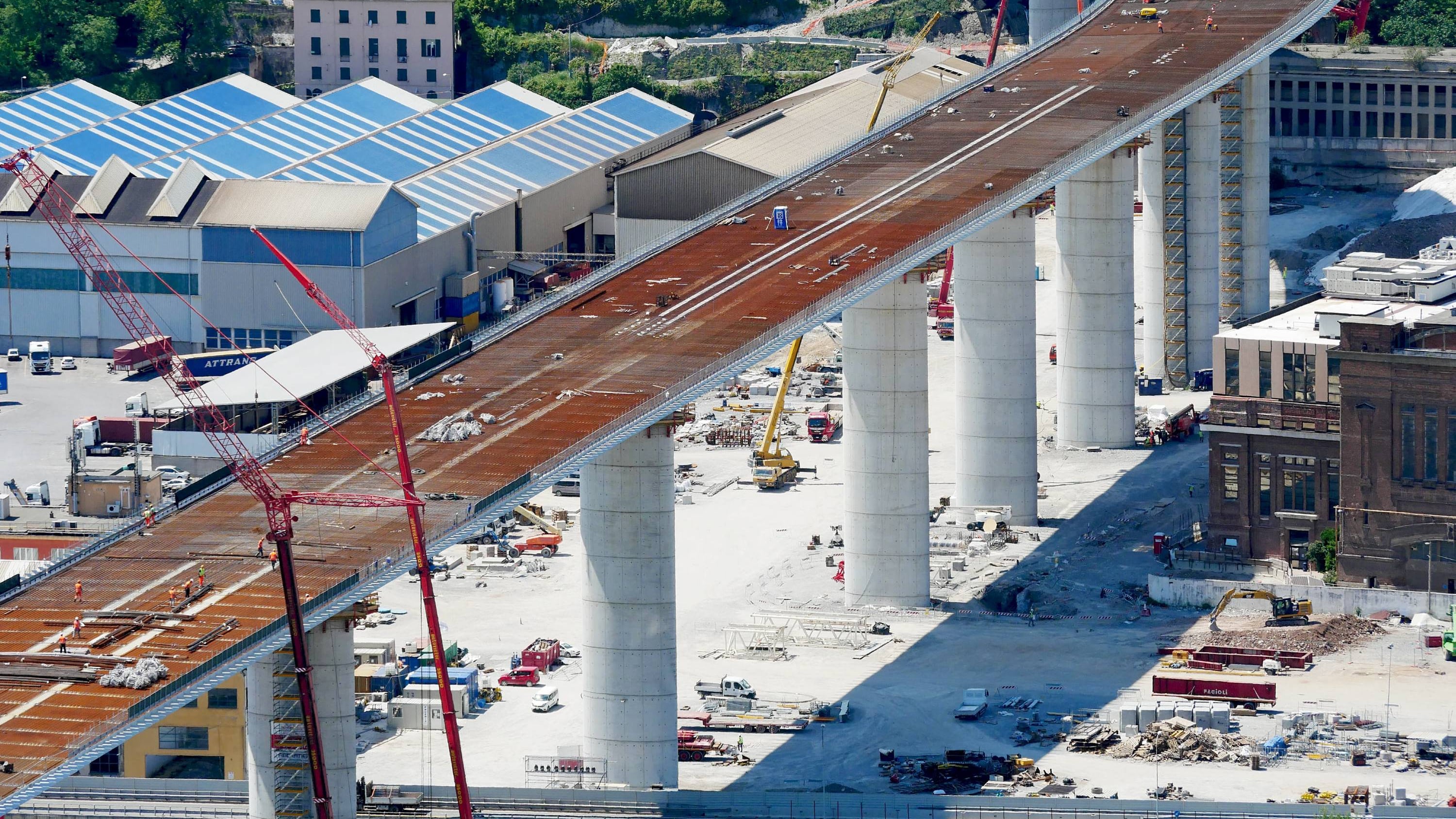 Grillini sotto un ponte Governo sotto un treno