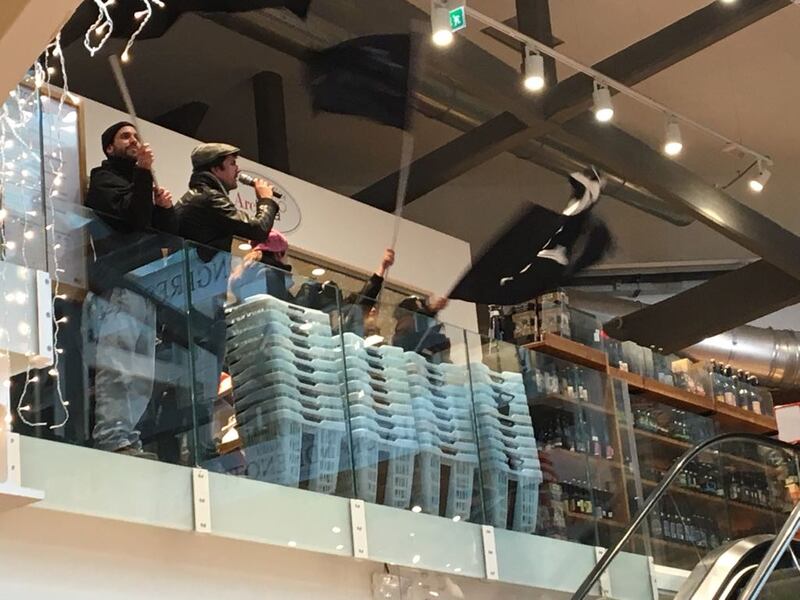 Le immagini del sit-in nel negozio Eataly di Milano 2