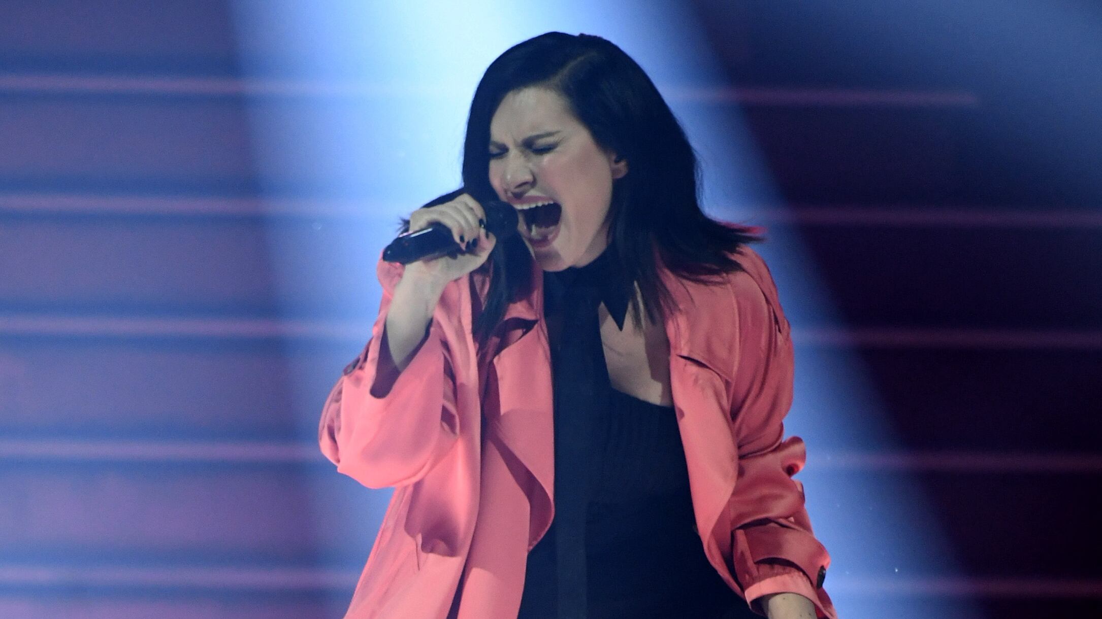 Concerto della Pausini: gli vietano l'ingresso, uomo armato esplode 17 colpi