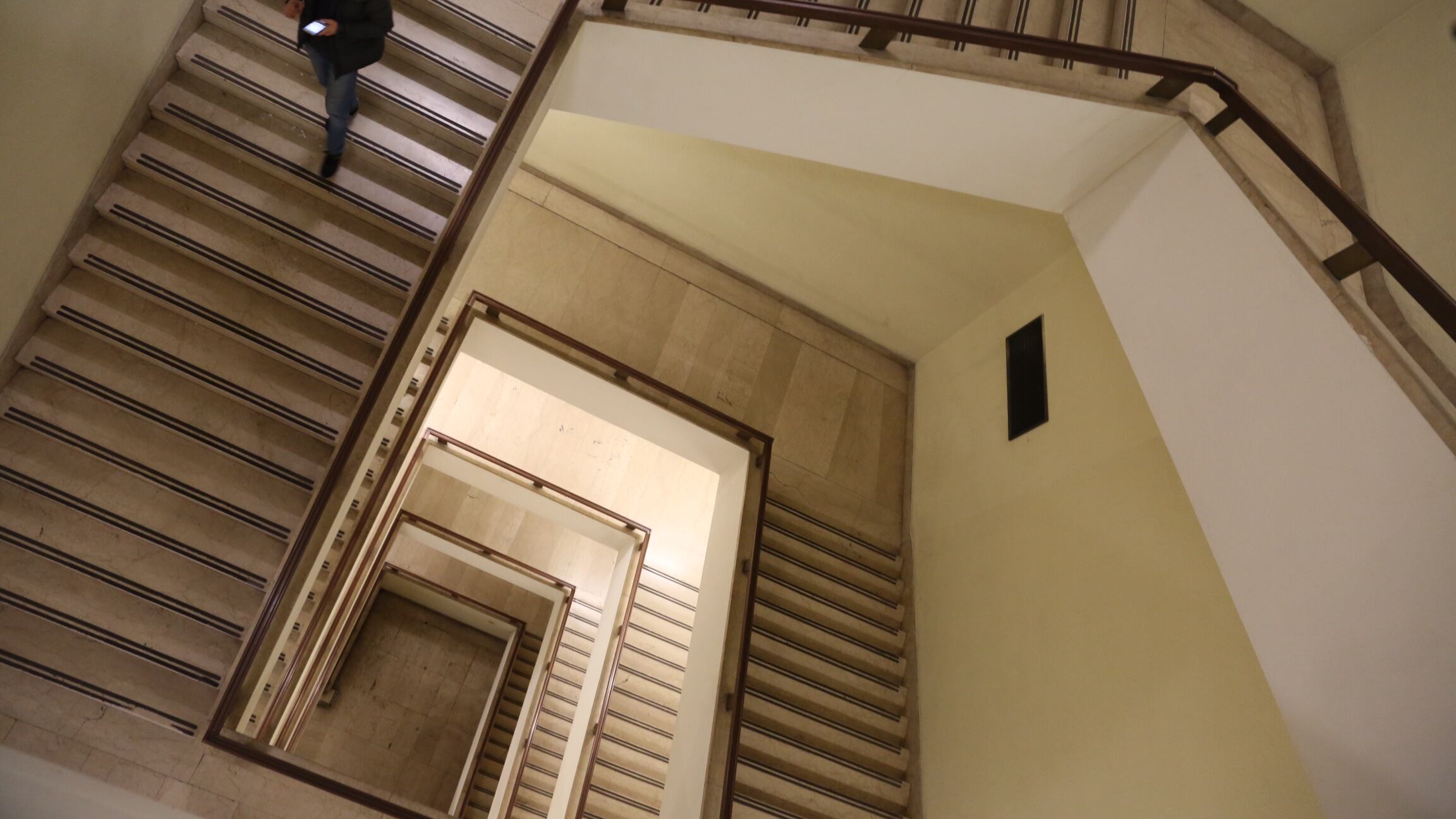 Si appoggia al parapetto e cade dal quarto piano, grave giovane avvocato