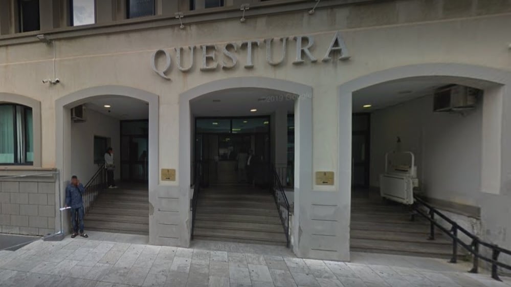La furia dell'immigrato: i pugni, poi lo scippo Ma finisce ai domiciliari