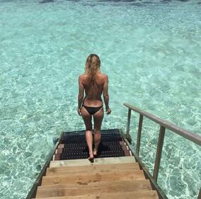 Bar Refaeli, addio al nubilato in piscina 16