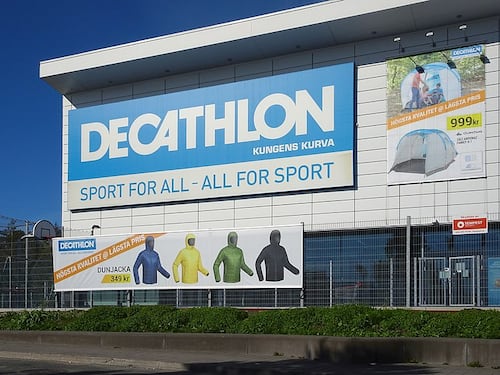 "Le usano i migranti". E Decathlon non vende più canoe in due negozi