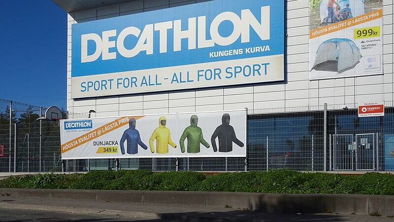"Le usano i migranti". E Decathlon non vende più canoe in due negozi