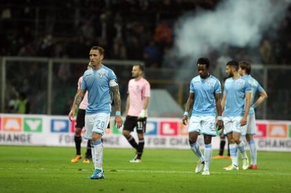 Alta tensione al Barbera: Palermo-Lazio sospesa più volte 15