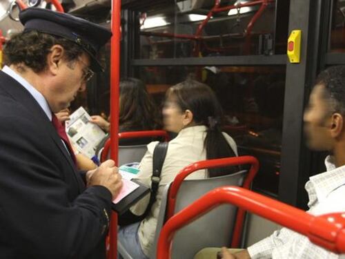 Sul bus senza biglietto: multa un'italiana e non una straniera
