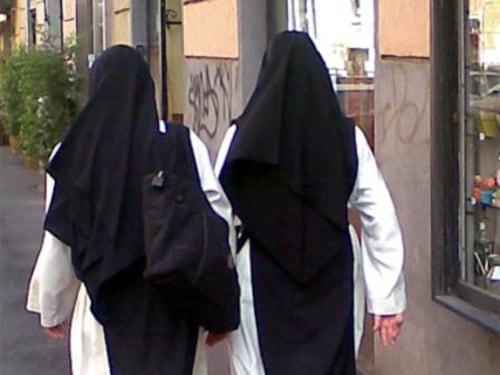 Carpi, si fingono suore per vendere i biglietti per il Papa