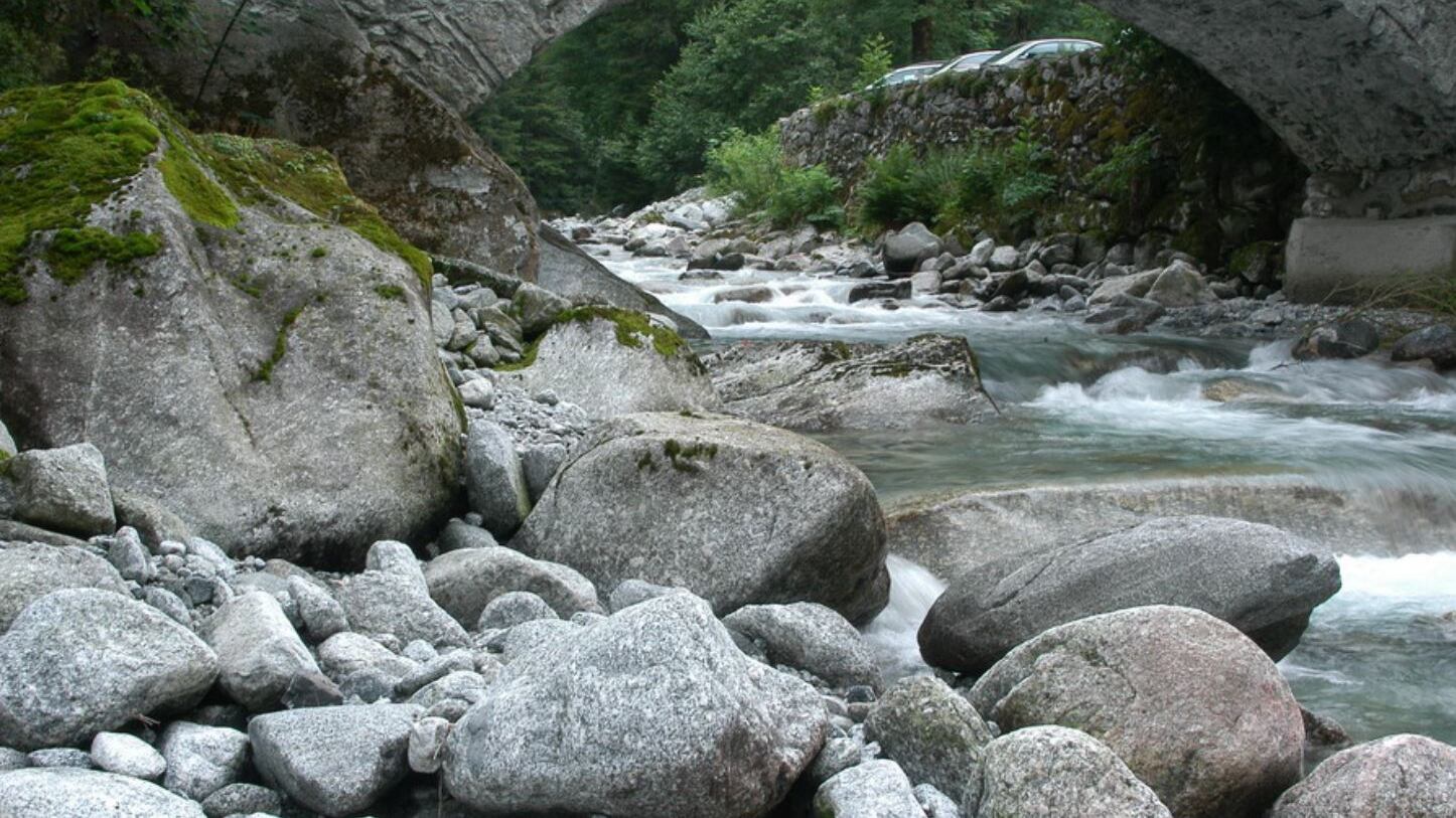 Si tuffa nel fiume: travolto dalla piena