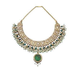 Collana pendente in smalto, diamanti e smeraldi realizzata a mano in India