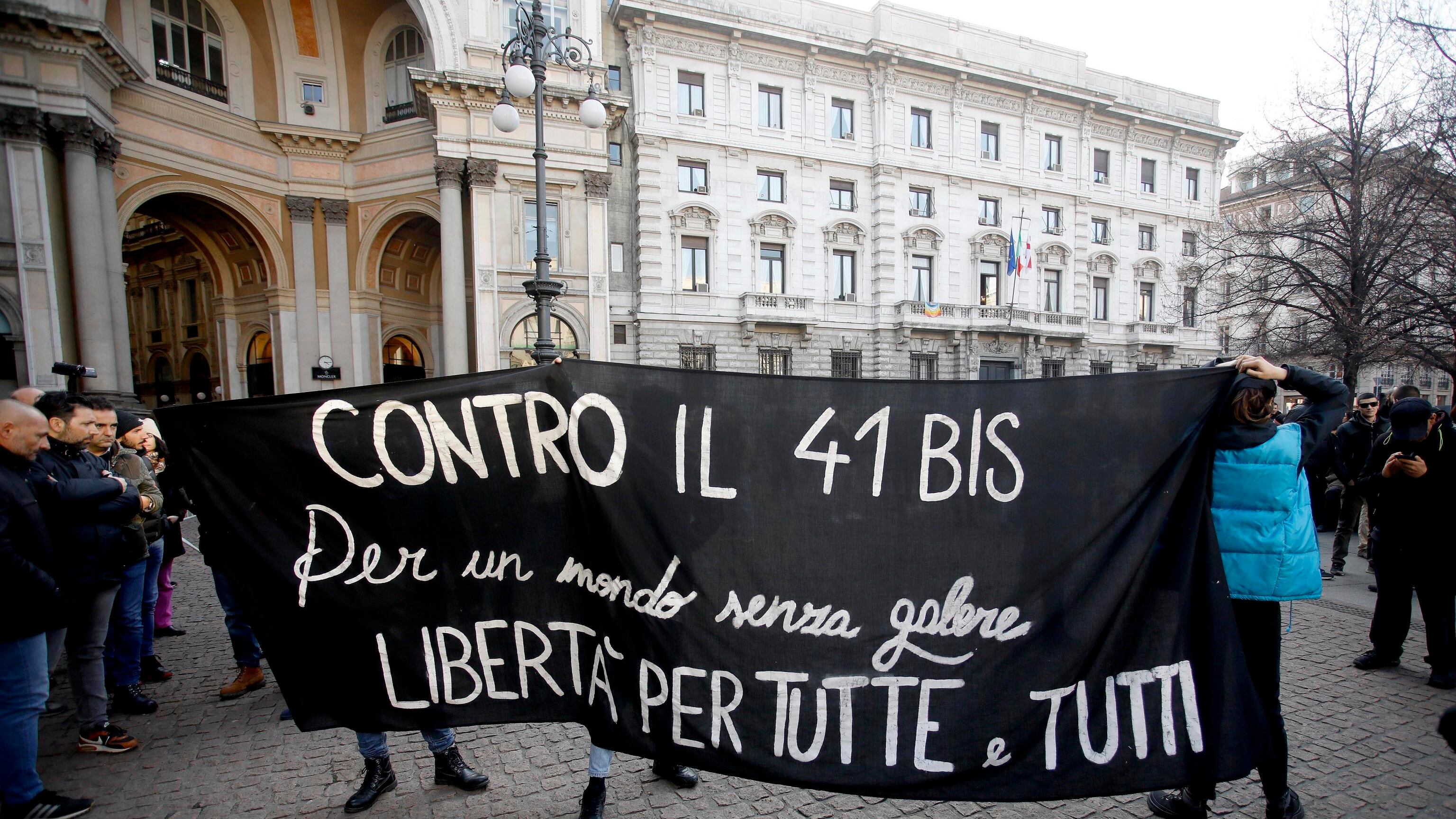 La rabbia dei manifestanti al grido di "giudici assassini"