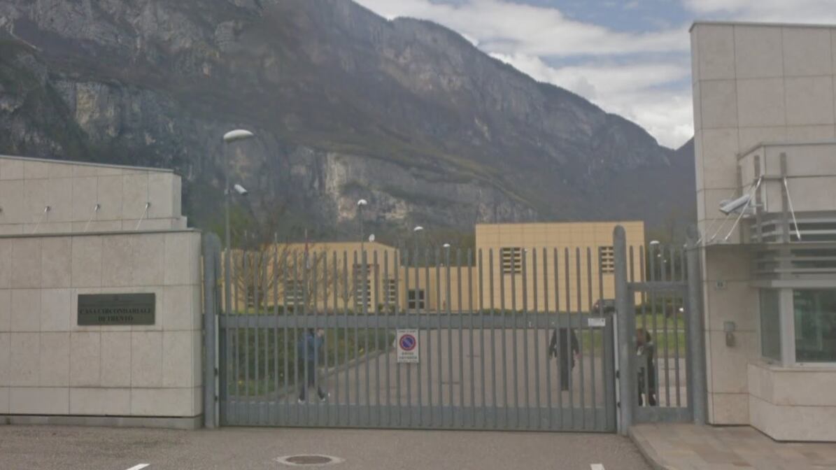 Va in questura a chiedere asilo politico ma è ricercato per omicidio