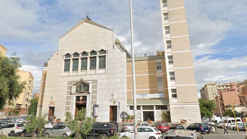 Ubriaco entra in una chiesa romana e semina il panico