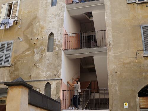 Viale Bligny, muri imbiancati contro lo spaccio
