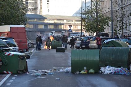 Sgombero dei centri sociali, scoppia la guerriglia a Milano 19