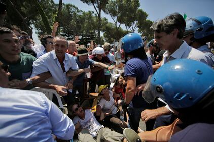 Blocchi contro i profughi, tensione con la polizia 10