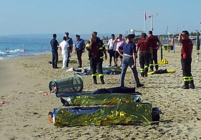 Catani, sei immigrati affogano: i corpi sulla spiaggia 4