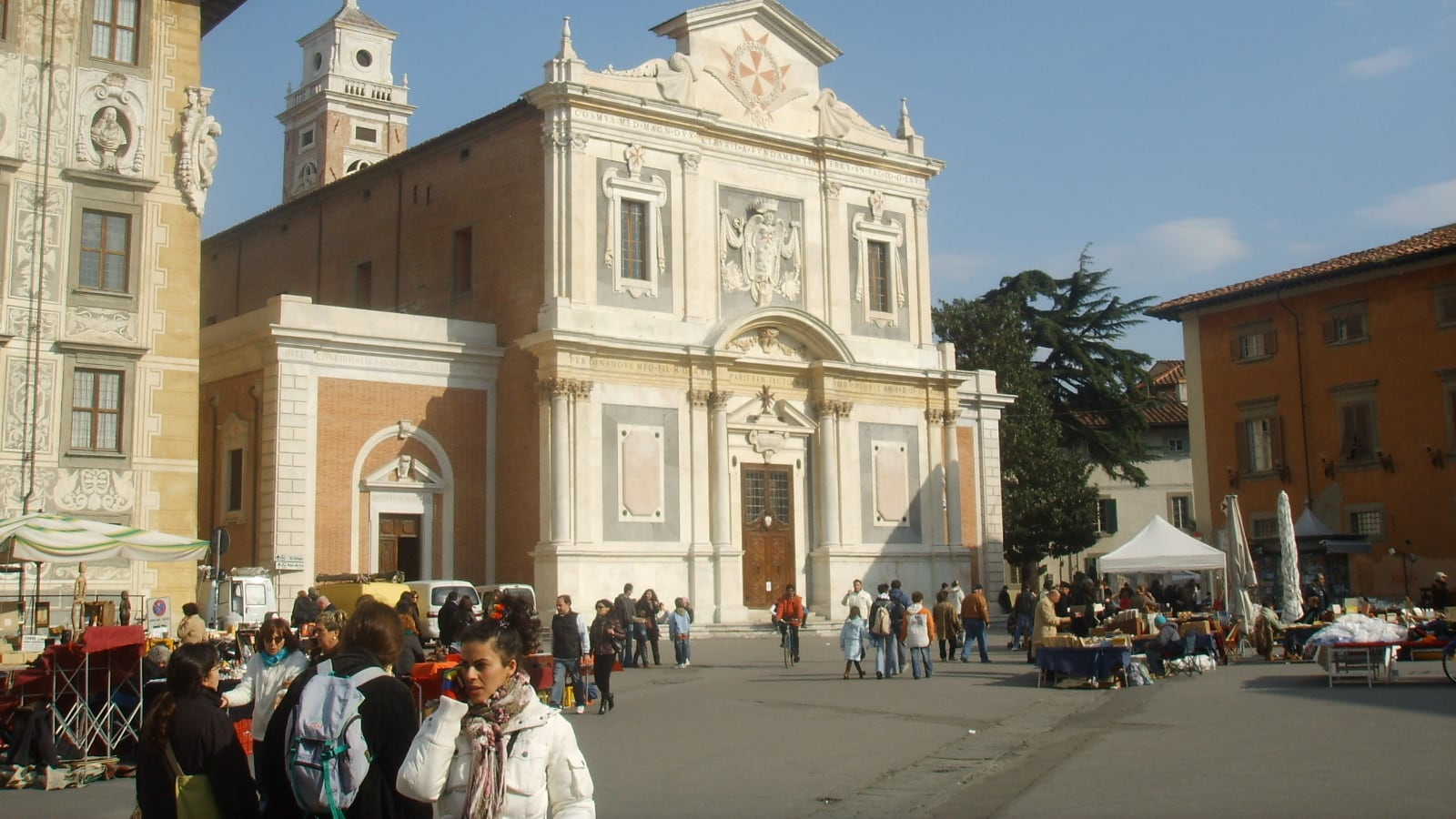 Pisa, piove dal tetto nella chiesa del Vasari: opere d'arte a rischio