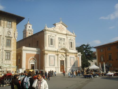 Pisa, piove dal tetto nella chiesa del Vasari: opere d'arte a rischio