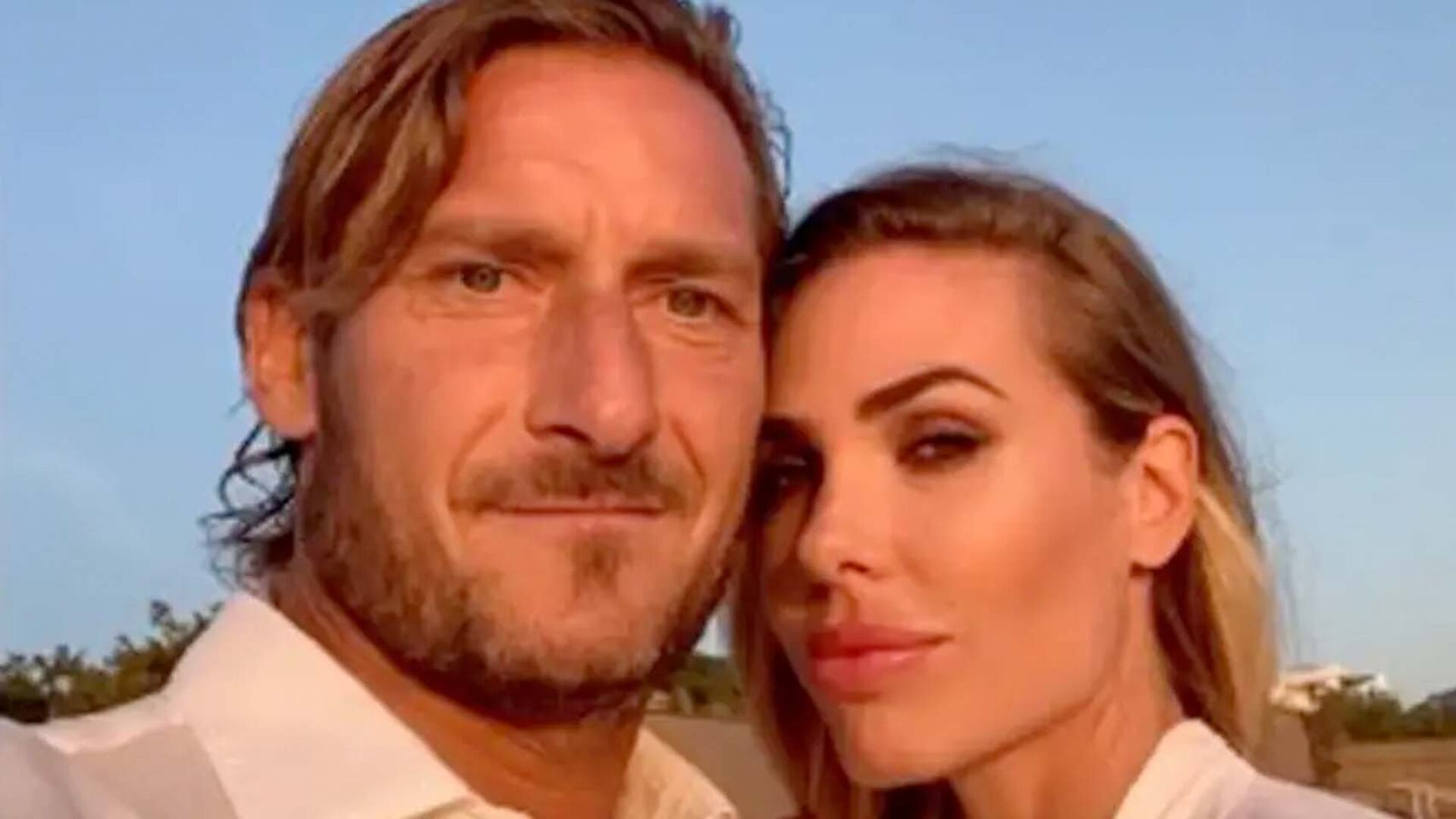 L'assegno, la villa e i figli. Scontro di fuoco tra Totti e Ilary fuori dal tribunale
