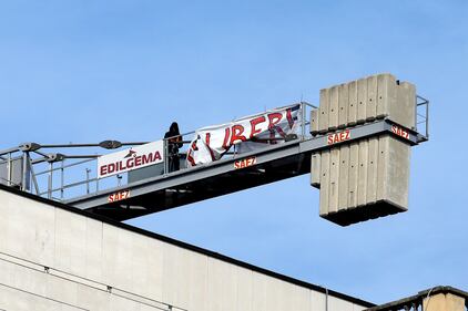Attivisti sulla gru contro il carcere duro e il 41 bis 4