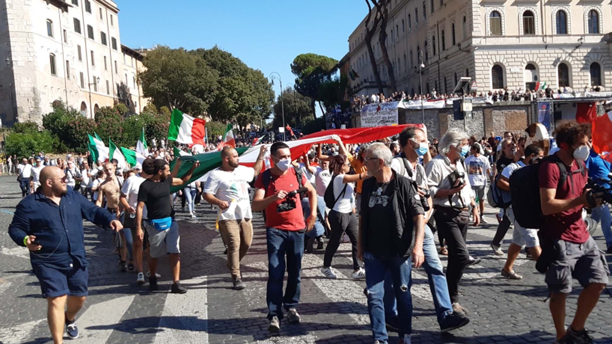 Non solo propaganda contro il green pass. Gran bazar di oggetti negazionisti su Telegram