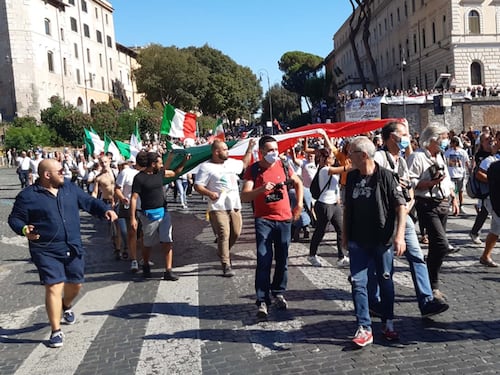 La sfilata dei negazionisti senza maschere e pudore