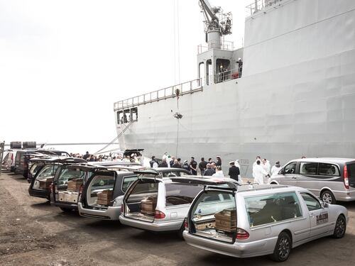 Naufraga nell'Egeo il barcone delle donne: ventisei cadaveri sbarcati al porto di Salerno