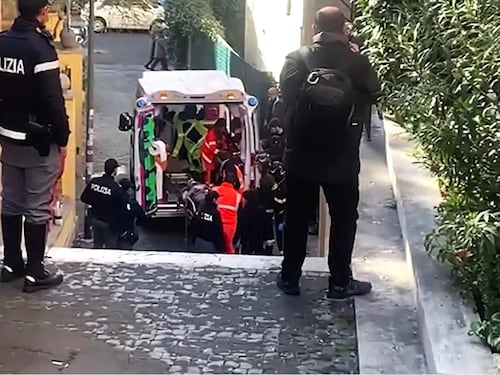 Entra nell'ascensore della clinica e precipita per 2 piani. Grave un 28enne a Roma