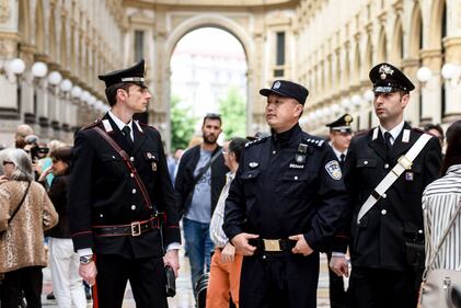 I poliziotti cinesi pattugliano Milano 8