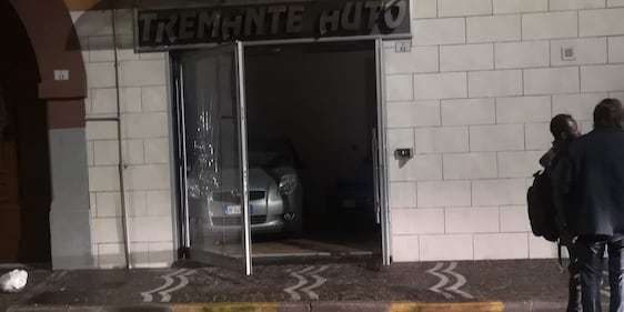 Afragola, bomba esplode contro autosalone 1