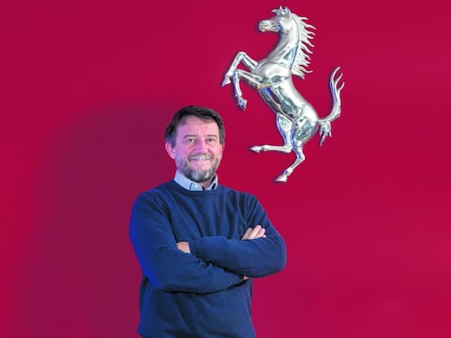 Ferrari a vela come Prada. Ma Stellantis è alla deriva